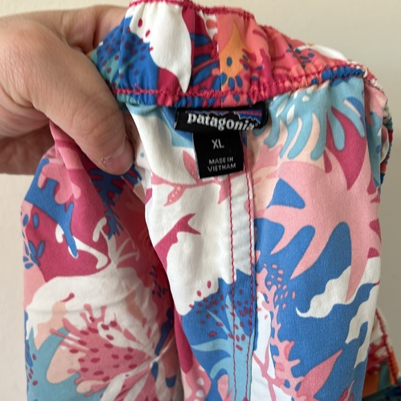 Patagonia Women’s Barely Baggies 2.5” Shorts Wild Waratah Reef Pink Size XL - Picture 9 of 9